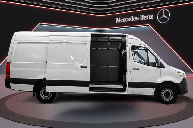 2022 Mercedes-Benz Sprinter V6 2500 Cargo 170 170 in Cars & Trucks in City of Montréal - Image 4