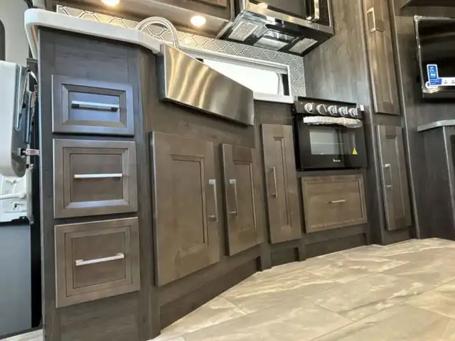 2023 Coachmen RV Sportscoach SRS 365RB in RVs & Motorhomes in Abbotsford - Image 35