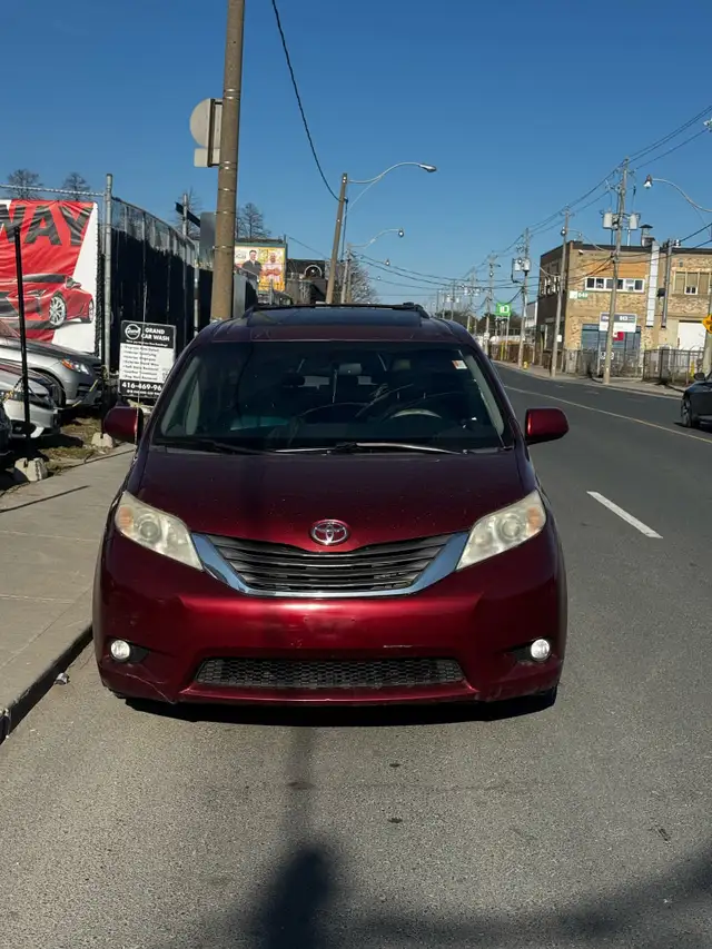 2011 Toyota Sienna XLE w/ SAFETY | SUNROOF | LEATHER SEATS62863210647425121