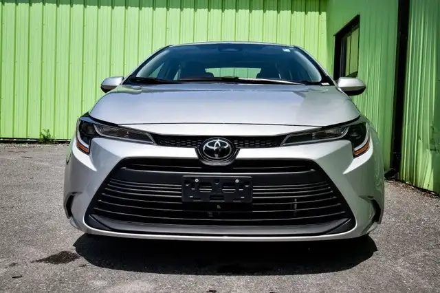 2024 Toyota Corolla LE - Heated Seats - Apple CarPlay dans Autos et camions dans Ottawa - Image 5