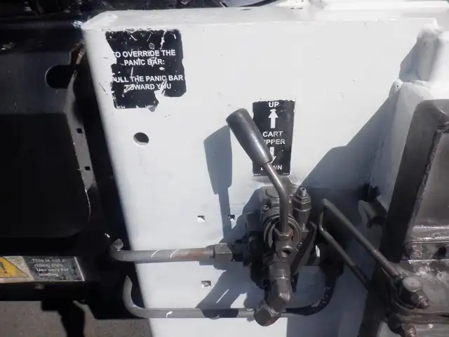 2008 international 7400 Garbage Truck Air Brakes Diesel in Heavy Trucks in Richmond - Image 20