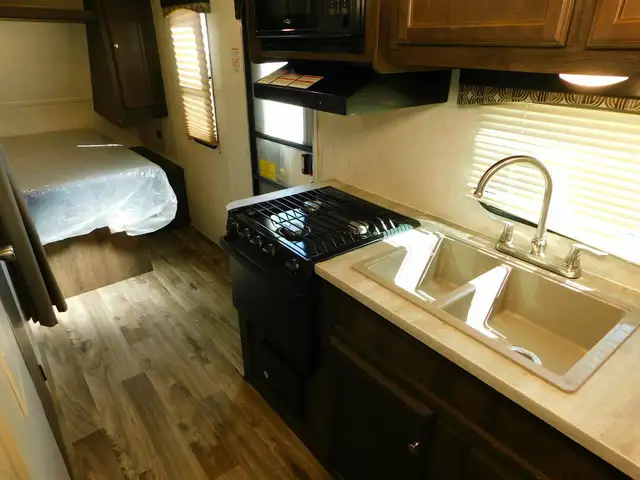 2018 STARCRAFT AUTUMN RIDGE OUTFITTER (FINANCING AVAILABLE) in Travel Trailers & Campers in Saskatoon - Image 9