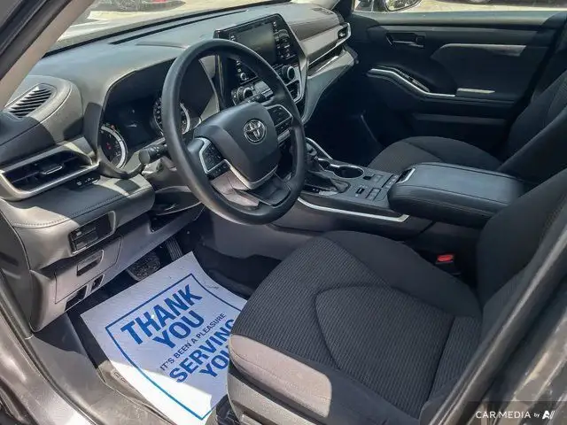 2022 Toyota Highlander LE | V6 Power | 8-Passenger Seating dans Autos et camions dans Cambridge - Image 15