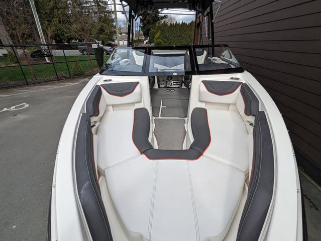2014 Larson LSR 2300 in Powerboats & Motorboats in Chilliwack - Image 4