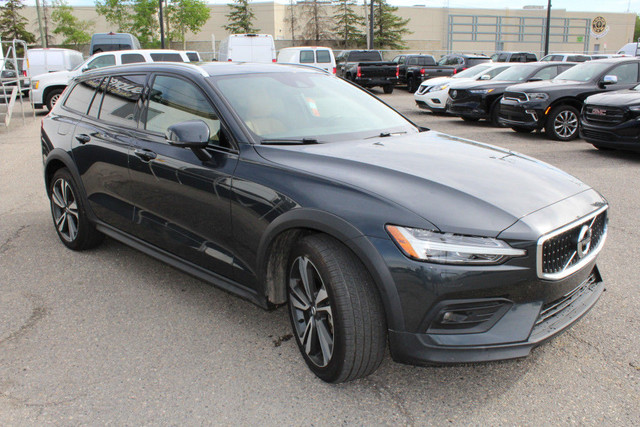 2020 Volvo V 60 T5 CROSS COUNTRY MOMENTUM All-wheel Drive - HAIL in Cars & Trucks in Calgary - Image 3