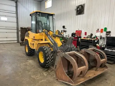 2011 VOVLO L30B WHEEL LOADER CAB, HEAT, AIR, AUXILLARY HYDRAULICS, GRAPPLE/BUCKET, ONLY 2658 HOURS!...