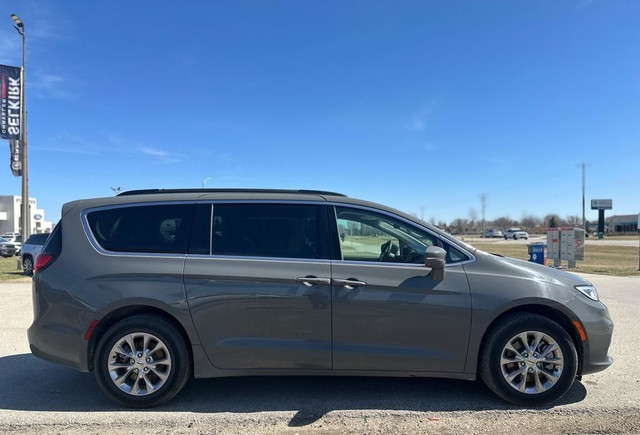 2022 Chrysler Pacifica Touring L - Leather Seats - $250 B/W in Cars & Trucks in Winnipeg - Image 4