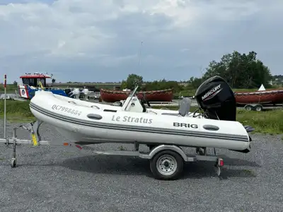 QRK57716F122 REMORQUEVHFDÉFENSES Ce bateau est équipé d'une coque en V profond et de flotteurs de pl...