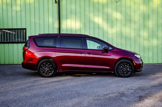 2022 Chrysler Pacifica Touring L AWD • HEATED LEATHER • CP/AA in Cars & Trucks in Cornwall - Image 2