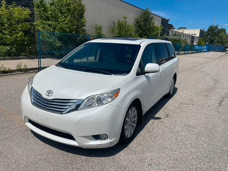 2011 TOYOTA SIENNA LIMITED !!! AWD !!! SUPER CLEAN !!