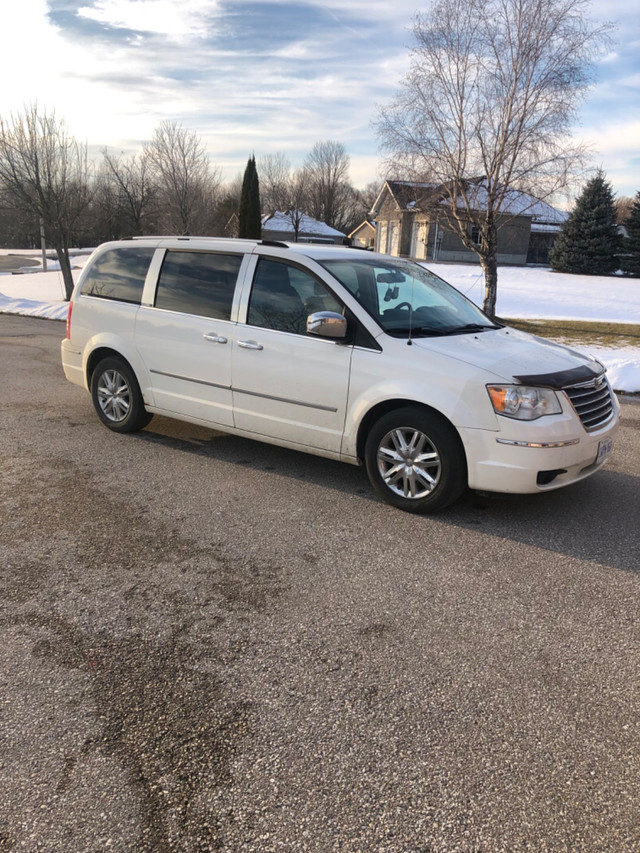 2010 Chrysler Town & Country Limited in Cars & Trucks in Barrie