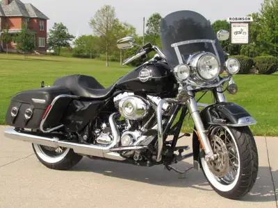 This Gorgeous 2009 Road King Classic is a 1 Owner bike and has Only 41,000 KM. It has factory Electr...