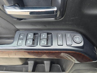 2017 GMC Sierra 2500HD SLE 4WD Crew Cab with 199,000kms on it. Vehicle comes safety certified. Exten... (image 9)