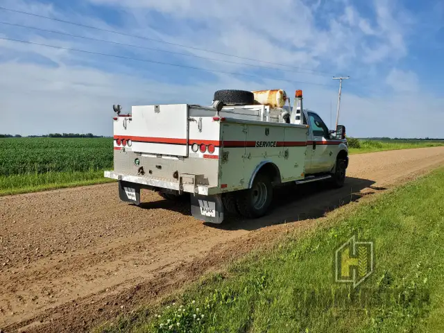 FORD F-350 Super Duty 4x4 XLT Mechanic Service Truck in Cars & Trucks in Edmonton - Image 9