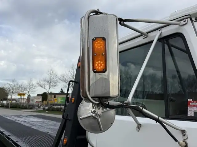 2000 international 4900 25 Foot Roll-Off Flat Deck Tow Truck Man in Heavy Trucks in Richmond - Image 21