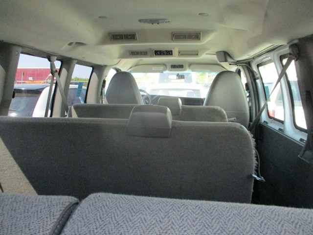2011 Chevrolet Fourgonnette Express tourisme LS 2500 passagers f in Cars & Trucks in Laval / North Shore - Image 2
