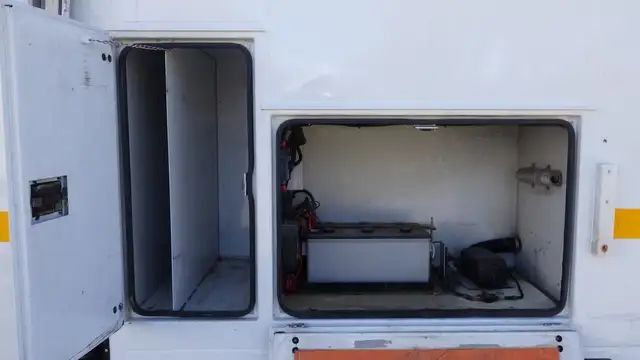2015 ford Econoline E-450 Cube Van With Bucket in Heavy Trucks in Richmond - Image 16
