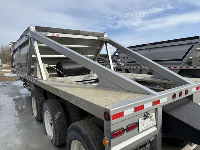 2018 Load Line 38’ Triaxle Clam Dump in Heavy Equipment in St. Albert - Image 4
