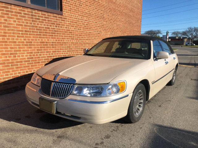 2001 Lincoln Town Car Cartier/ LOW KM 139 K KM/NO ACCIDENTS FULL in Cars & Trucks in Oakville / Halton Region - Image 2