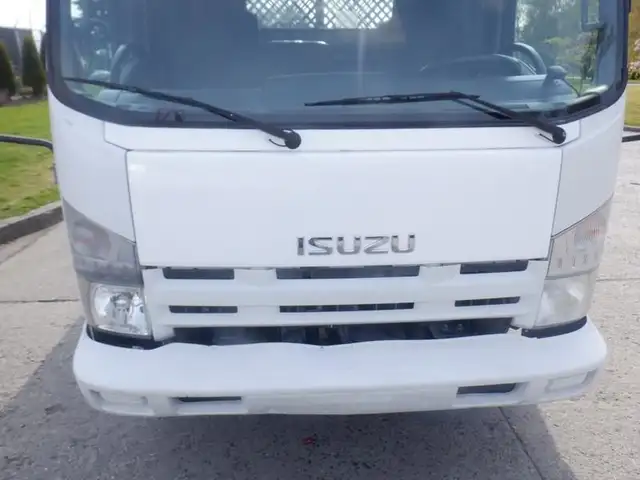 2015 isuzu NPR 12 Foot Flat Deck 3 Seater Diesel in Heavy Trucks in Richmond - Image 15
