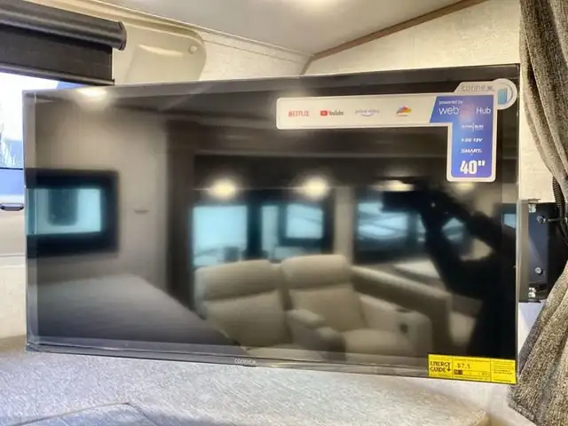 2025 EAST TO WEST Bravado 33DS in RVs & Motorhomes in Abbotsford - Image 23