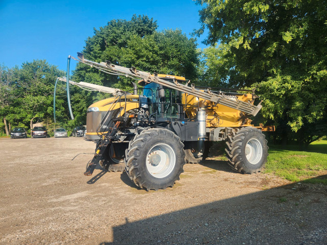 2015 RoGator RG1300B Fertilizer Applicator in Farming Equipment in Grand Bend - Image 3