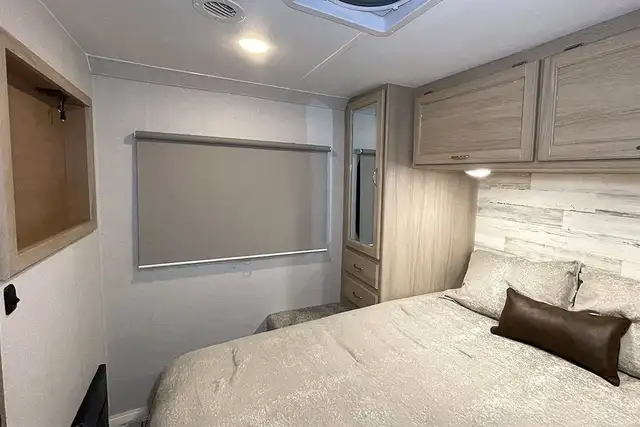 2018 Thor Four Winds 28Z – Class C Motorhome. Gas Engine. in RVs & Motorhomes in Red Deer - Image 38