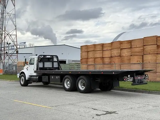 2000 international 4900 25 Foot Roll-Off Flat Deck Tow Truck Man in Heavy Trucks in Richmond - Image 7