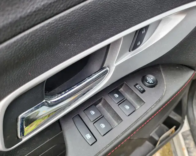 2012 Chevrolet Equinox in Cars & Trucks in Hamilton - Image 10