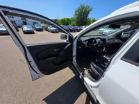 Navigation, Sunroof, Leather Seats, Bluetooth, Rear View Camera! For a versatile crossover with an u... (image 8)