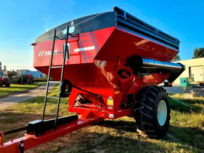 New 550 bu Front Corner Auger, tarp, lights. New/Used : Used Condition : Excellent