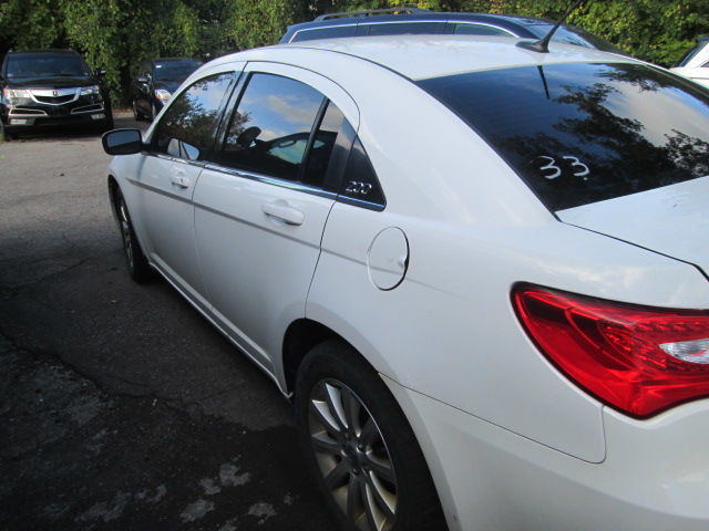 2013 Chrysler 200  full load clean good condition warranty incl in Cars & Trucks in City of Montréal