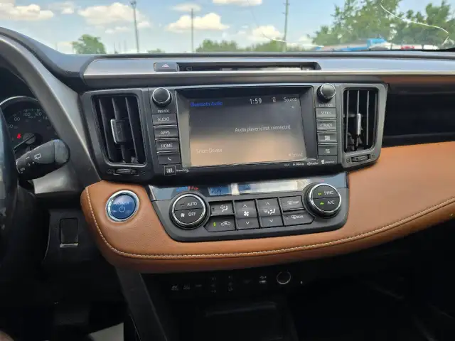 2017 Toyota RAV4 Hybrid in Cars & Trucks in Ottawa - Image 18