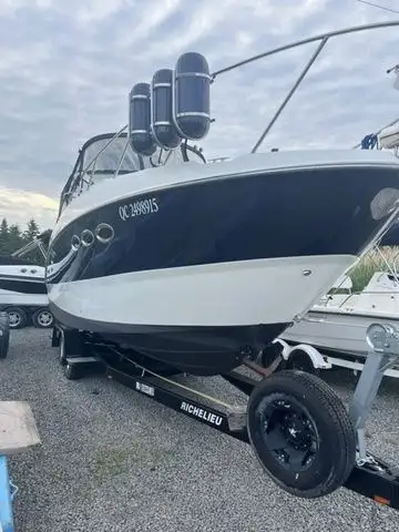 Additional Key Features of the Maxum 2900 SE:Twin MerCruiser Engines equipped with twin 4.3L L engin...