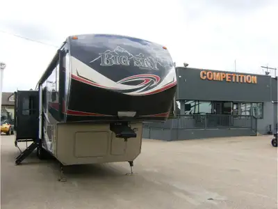 4 Slides, an Outdoor Entertainment Center, Sleeps 4, King Bed and Convertible Sofa! Call Dealership...