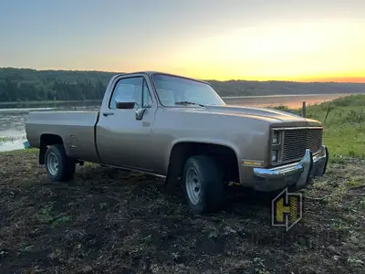 1985 Chevrolet C10 1/2 Ton 2WD Square Body Pickup Truck Fully loaded Excellent paint, clean inside a...