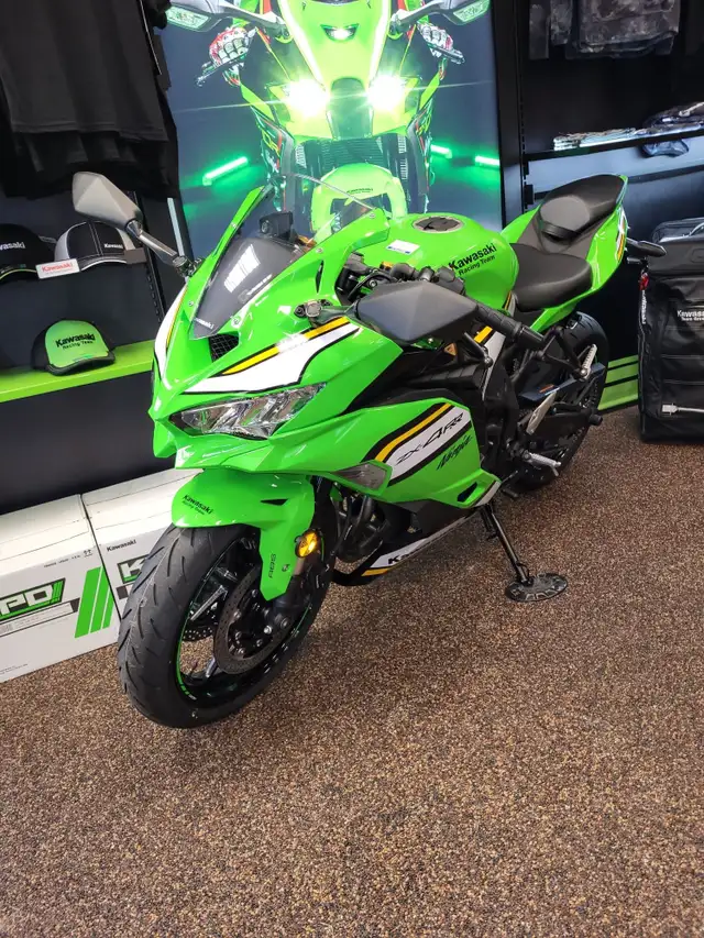 2025 Kawasaki NINJA ZX-4RR in Sport Bikes in St. Catharines - Image 3
