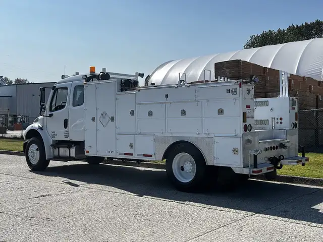 2004 Freightliner M2 106 CAT C7 Service Truck with Pumps in Heavy Trucks in Delta/Surrey/Langley - Image 8