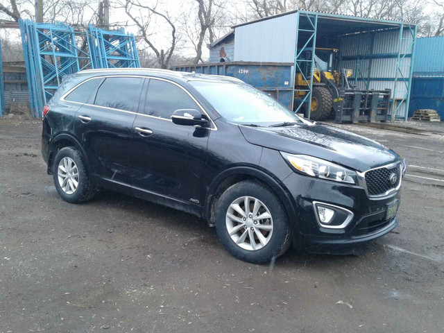 2016 Kia Sorento Base-Front left damage in Cars & Trucks in Barrie