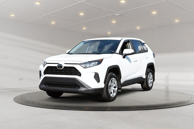 2022 Toyota RAV4 2022 LE + AWD + SIEGES CHAUFFANTS + APPLE CARPL in Cars & Trucks in Longueuil / South Shore