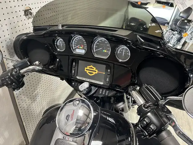 2017 HARLEY DAVIDSON ÉLECTRA GLIDE ULTRA LIMITED in Street, Cruisers & Choppers in London - Image 8