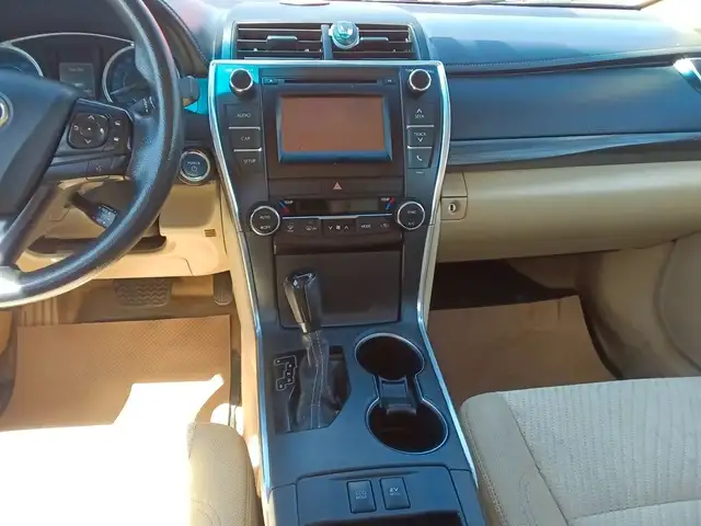 2015 Toyota Camry Hybrid 4dr Sdn LE in Cars & Trucks in Lethbridge - Image 16