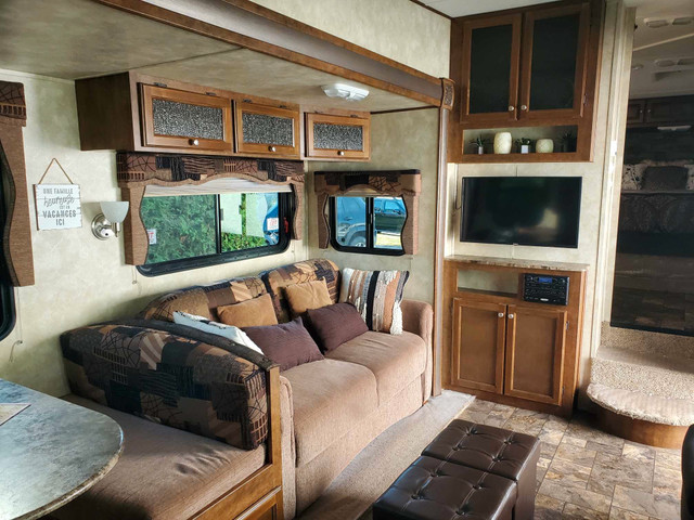 2013 FIFTH WHEEL 27 PIED CUISINE ARRIERE 7500 LBS in Travel Trailers & Campers in Québec City