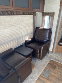 2015 Bullet 285 -Perfect couples trailer with extra sleeping for when you have guests staying over.... (image 3)