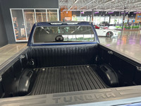 Le Toyota Tundra SR5 TRD Sport 2024 est une version dynamique et robuste du célèbre camion pleine gr... (image 6)