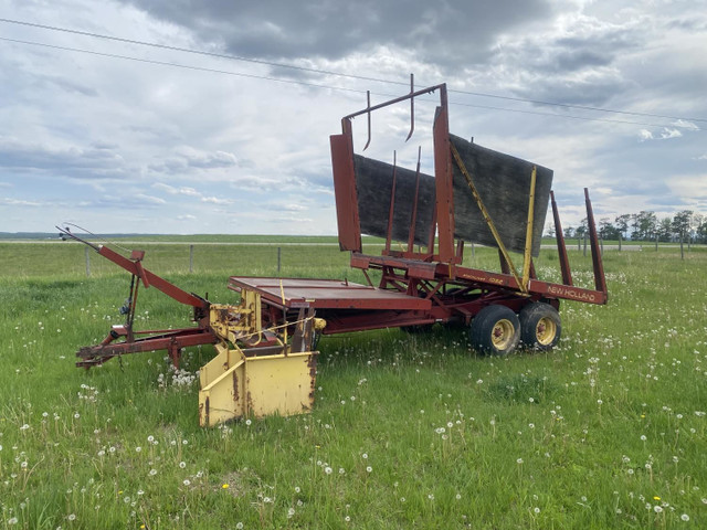 New Holland Stackliner Square Bale Stacker 1032 in Farming Equipment in Grande Prairie - Image 2