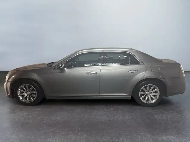 2012 Chrysler 300 LIMITED in Cars & Trucks in Laval / North Shore - Image 4