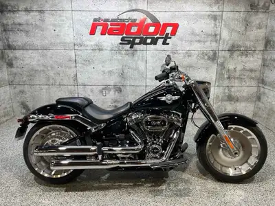 Harley-Davidson Fat Boy 114 FLFBS 2021 en excellent état propulsée par le moteur Milwaukee-Eight 114...