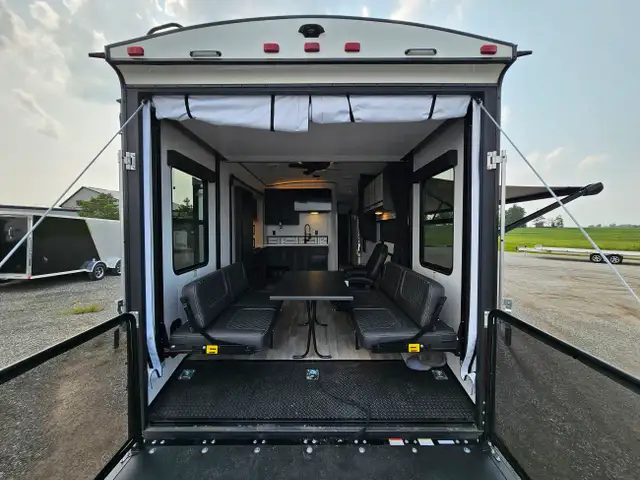 TOY HAULER CLEARANCE -STYKER 3414 W/REAR PATIO DECK UNDER COST in RVs & Motorhomes in London - Image 33