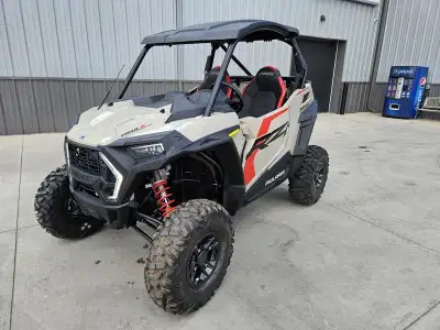 Engine Type: Longitudinal Twin Displacement: 53.4 cu. in. (875 cc) Bore and Stroke: Bore: 3.66 in. (...